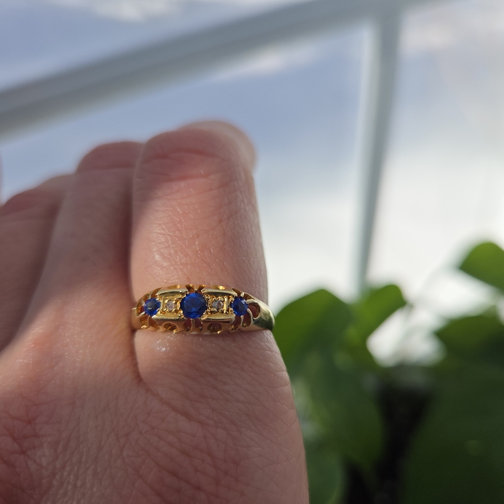 18k Ring with Blue garnets, spinel and diamonds